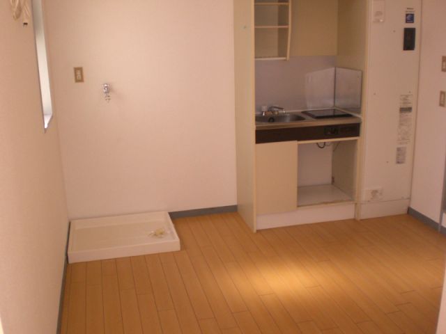 パーソナルマンションサカエ キッチンの横に室内洗濯置き場