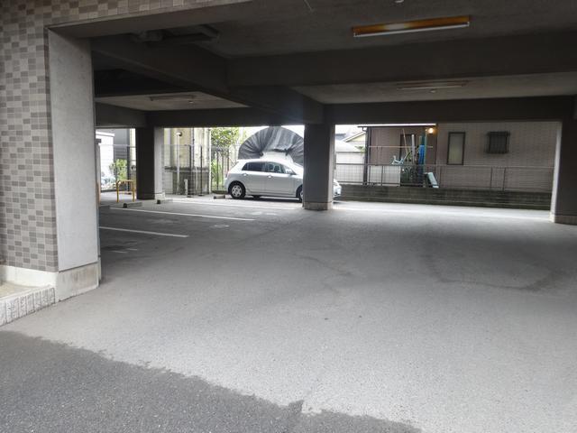 セカンドシェニール 駐車場
