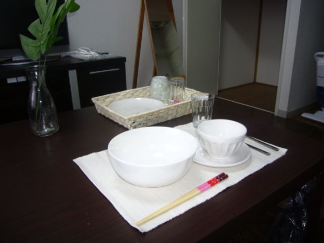 ビジャコンドウ 食器も少しプレゼント！！こたつにもなる机