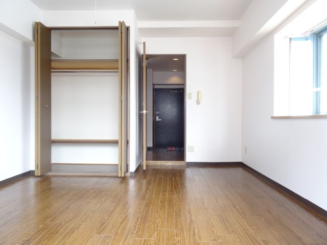 ＣＨＥＲＲＹ　ＨＩＬＬ'Ｓ 出窓が大きく明るい室内。８帖大の洋間は広いです