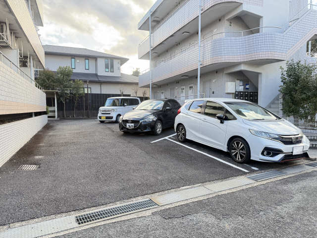 第２マルベリーヒル八事１号館 駐車場