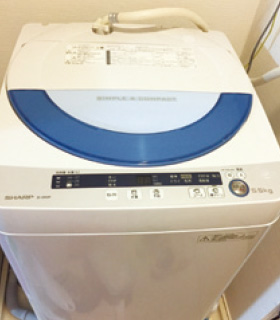 室内に設置された洗濯機