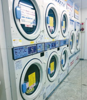 コインランドリーの洗濯乾燥機